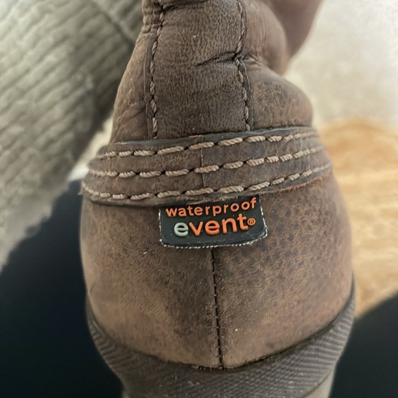 UGG Women’s size 10 snow boots (suede and leather) - Picture 6 of 12